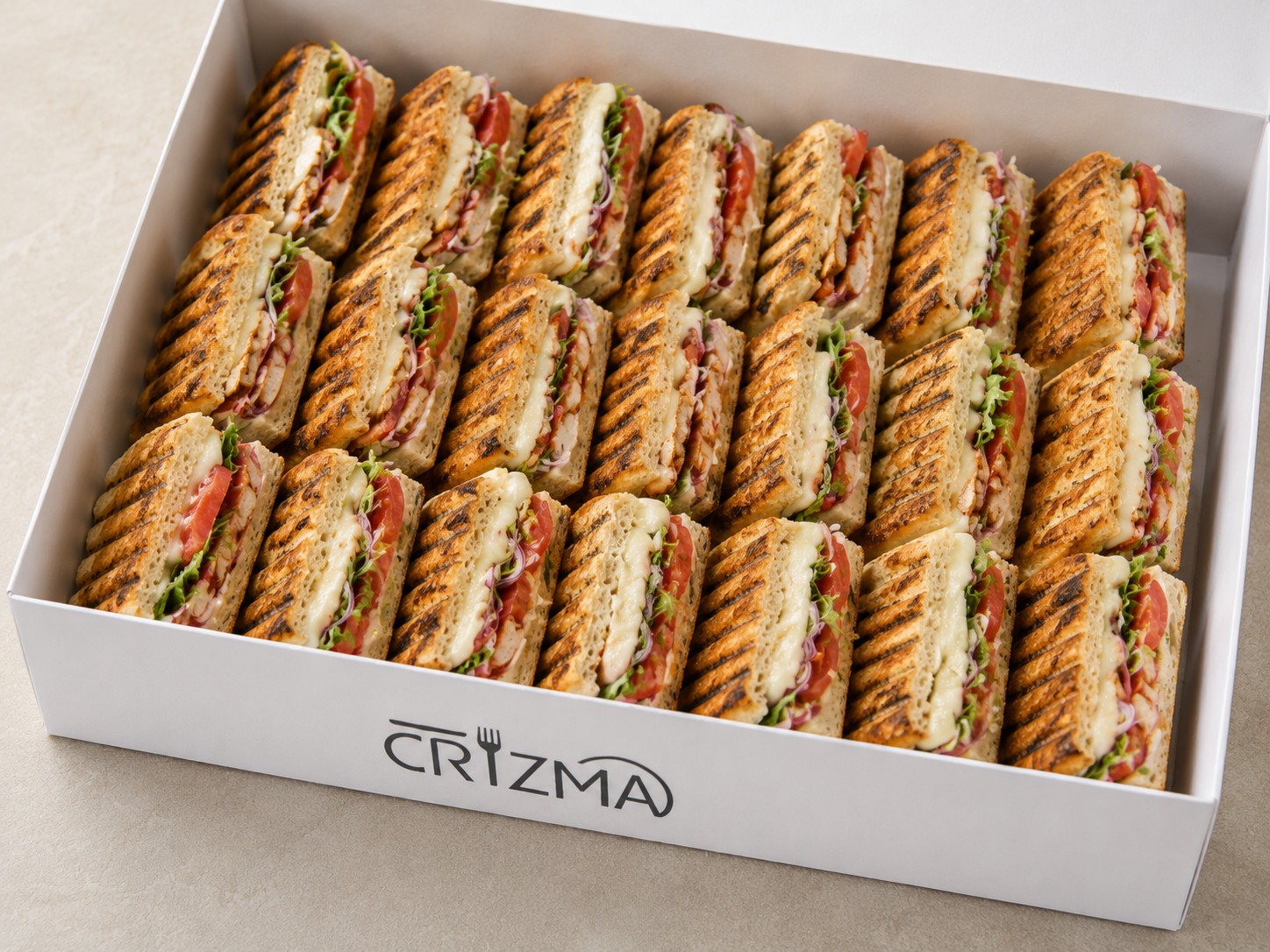 Ejemplo ilustrativo de paninis surtidos en una bandeja CRYZMA
